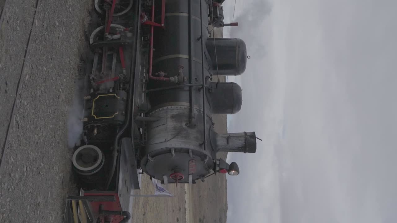 un tren de vapor de locomotora vintage que viaja a lo largo de las vías del tren en las montañas de la patagonia, argentina