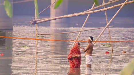 Indische-Gläubige-Nehmen-Flusssegnungen-Entgegen