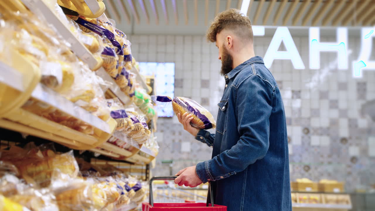 한 남자가 식료품 가게에서 을 구입하고 있다