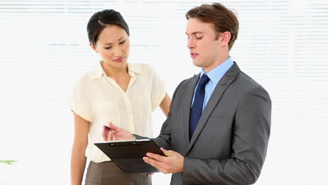 hombres de negocios discutiendo su trabajo