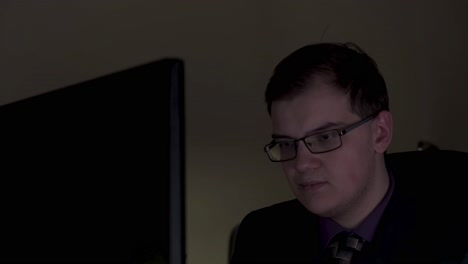 hombre de negocios que trabaja hasta tarde en la noche