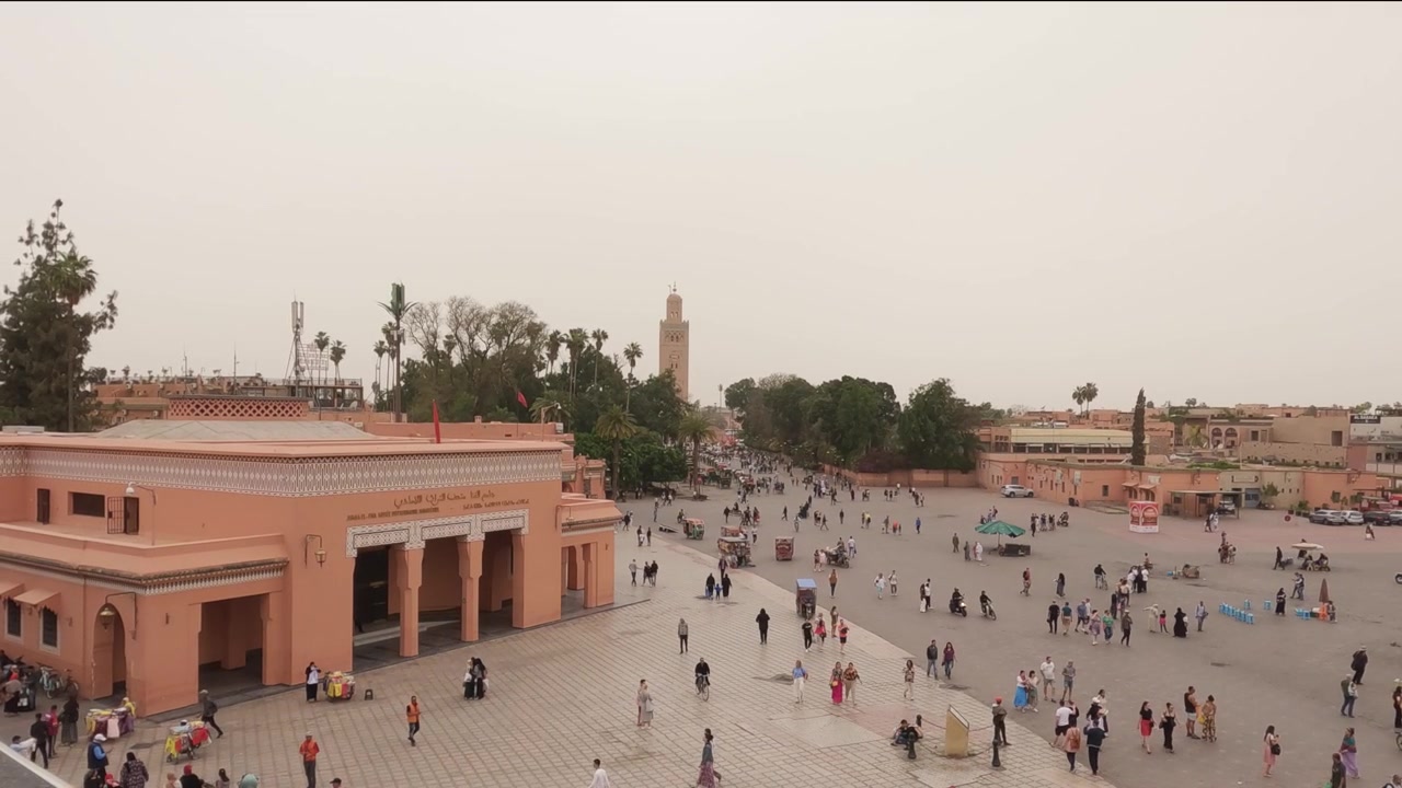 Moschea Koutoubia di Jemaa el Fna, attrazione del mercato pubblico marocchino.