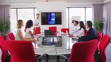 Professioneller-Geschäftsmann-Hält-Präsentation-Im-Besprechungsraum-Im-Modernen-Büro-In-Zeitlupe