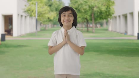 Feliz-Niño-Indio-Haciendo-Namaste-En-El-Parque