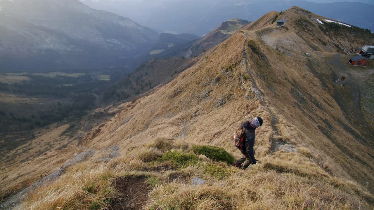 un excursionista está caminando por una cresta empinada