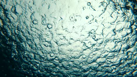 fondo de gotas de lluvia de la superficie del agua subacuática, movimiento lento