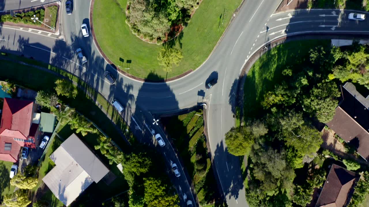 즐랜드 의 맥도월 에 있는 순환 교차로 에 들어가는 자동차 들 의 위상