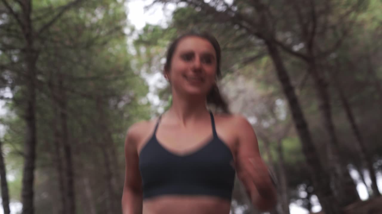 cara feliz corriendo en el bosque sensación de dopamina