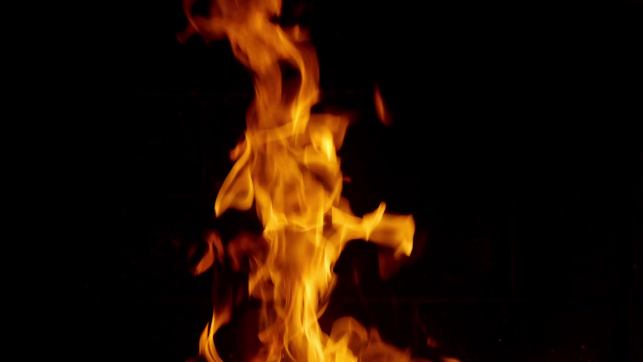 Fiamme di fuoco vivaci che danzano nel buio