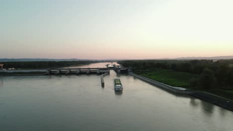 Ein-Kreuzfahrtschiff-Fährt-Aus-Einer-Schleuse-Auf-Der-Donau-In-österreich