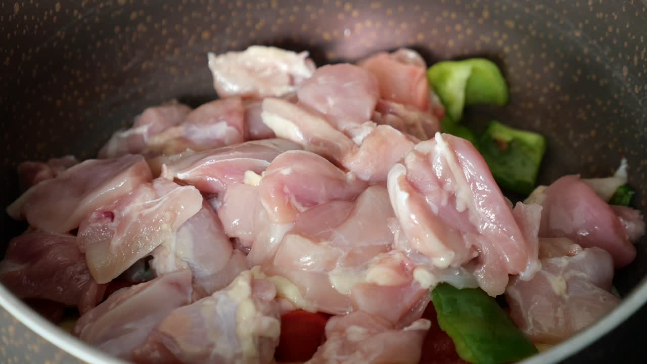 Preparazione di pollo a pezzi per la cottura