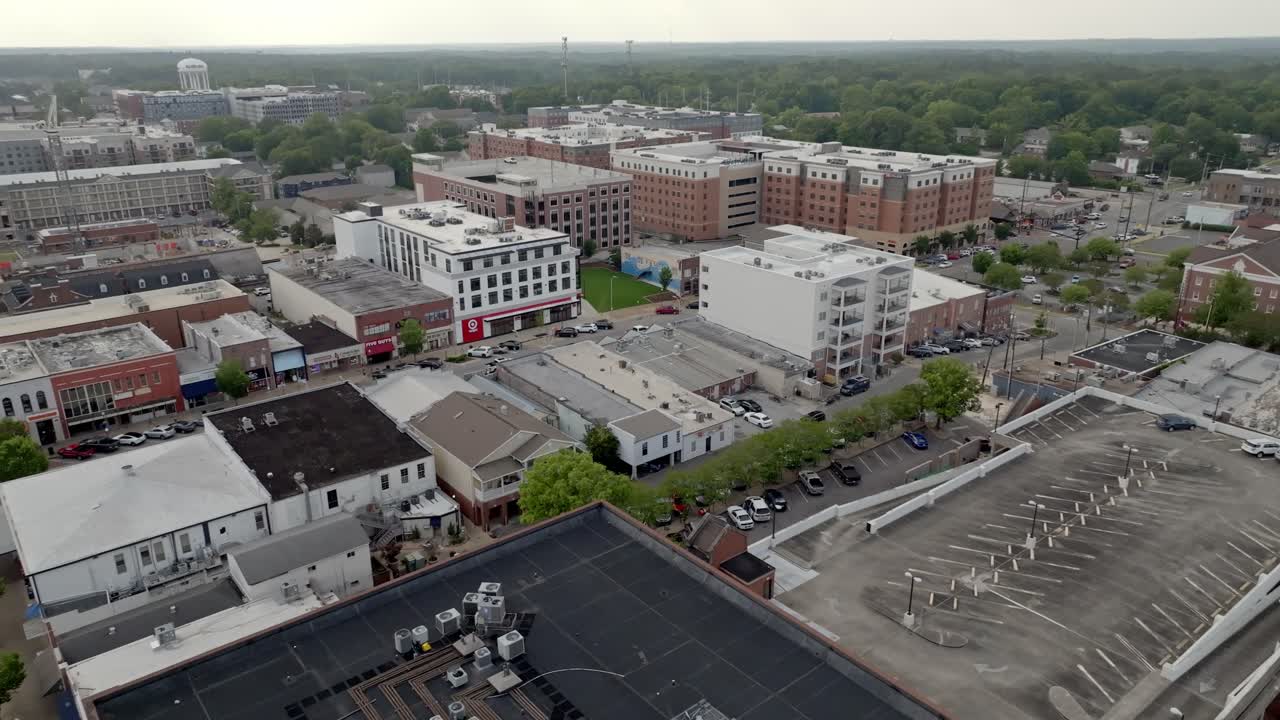 오번, 앨라배마 다운타운 스카이라인과 드론 비디오가 원으로 움직입니다.
