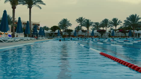 hotel lido en temporada baja en egipto. luxuriosa piscina al aire libre en el resort de hurghada.