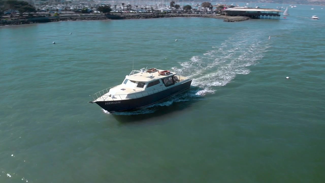 Girando intorno a una barca nel porto di Sausalito, di fronte a San Francisco nella baia.