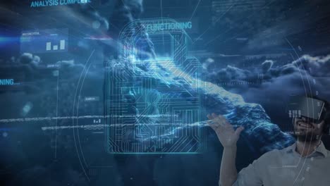 animación de candado digital y datos sobre nubes y hombre caucásico en auriculares vr