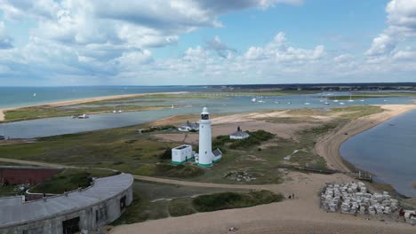 Faro-De-Hurst-Point-Hampshire-Reino-Unido-Drone,-Antena-Junto-Al-Castillo-De-Hurst