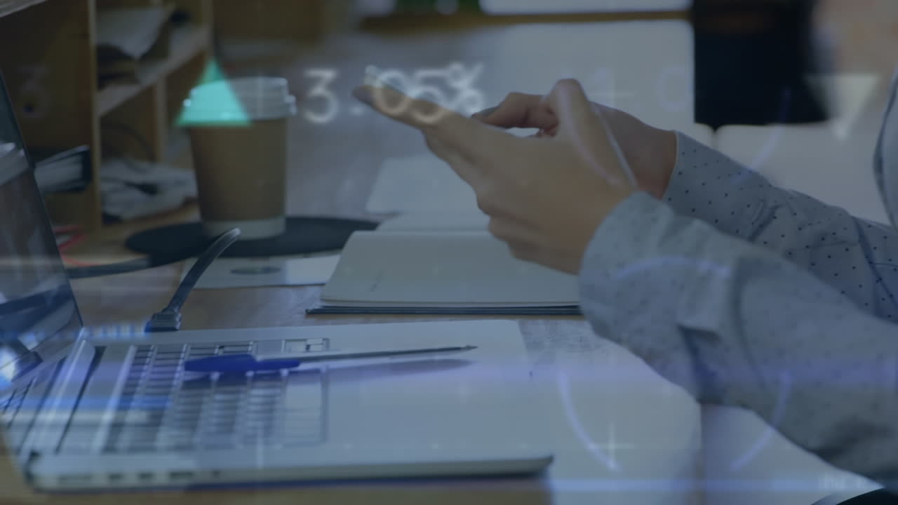 animación del procesamiento de datos en la sección media de una mujer de negocios que utiliza un teléfono inteligente en la oficina.