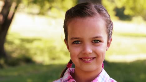 Portrait-of-a-smiling-girl-in-park