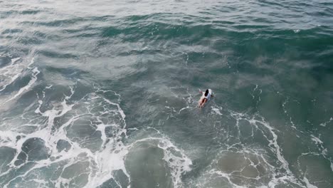 Mujer-Joven-En-Bikini-Está-Surfeando-En-El-Mar-En-Israel,-Playa-Netanya