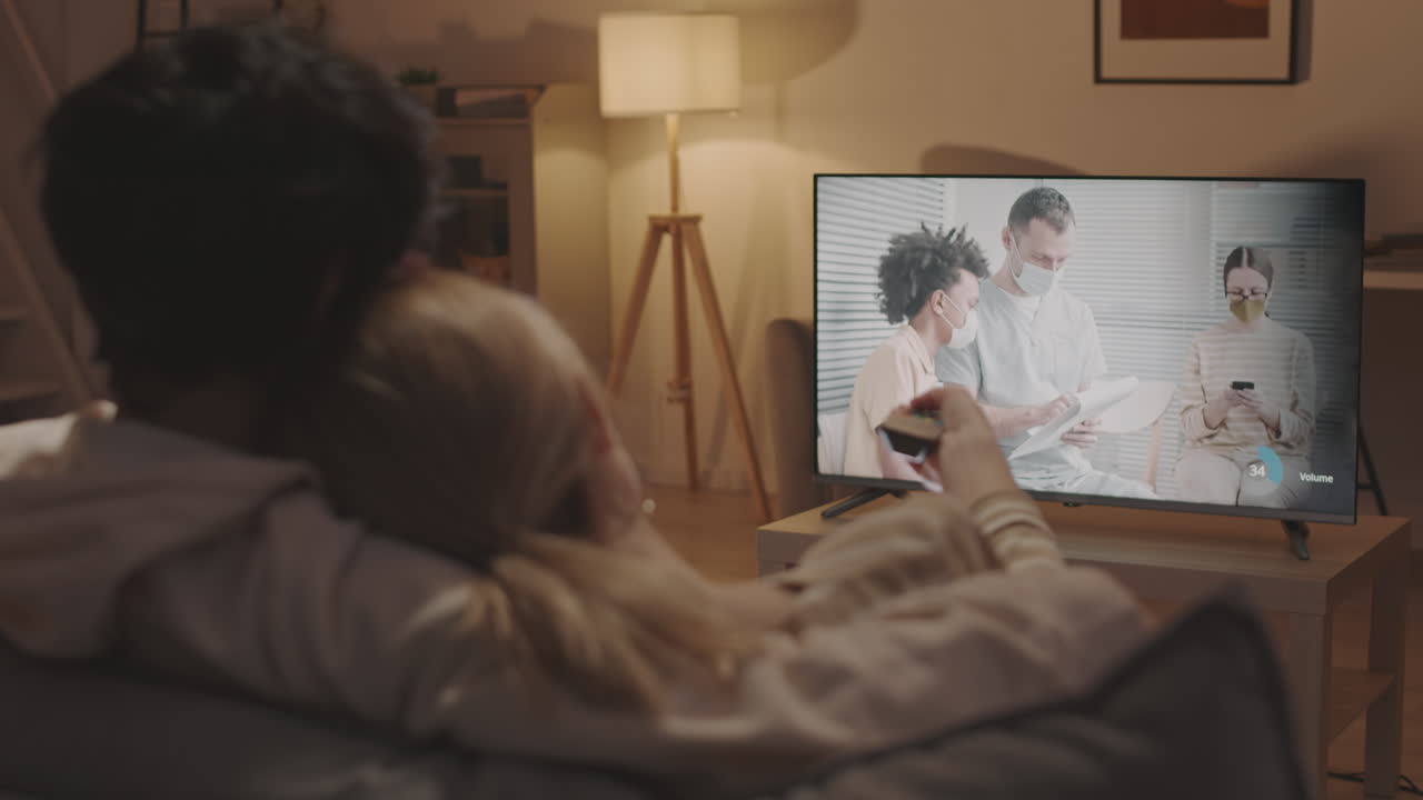 Romantisk par, der skruer op for lyden på fjernsynet
