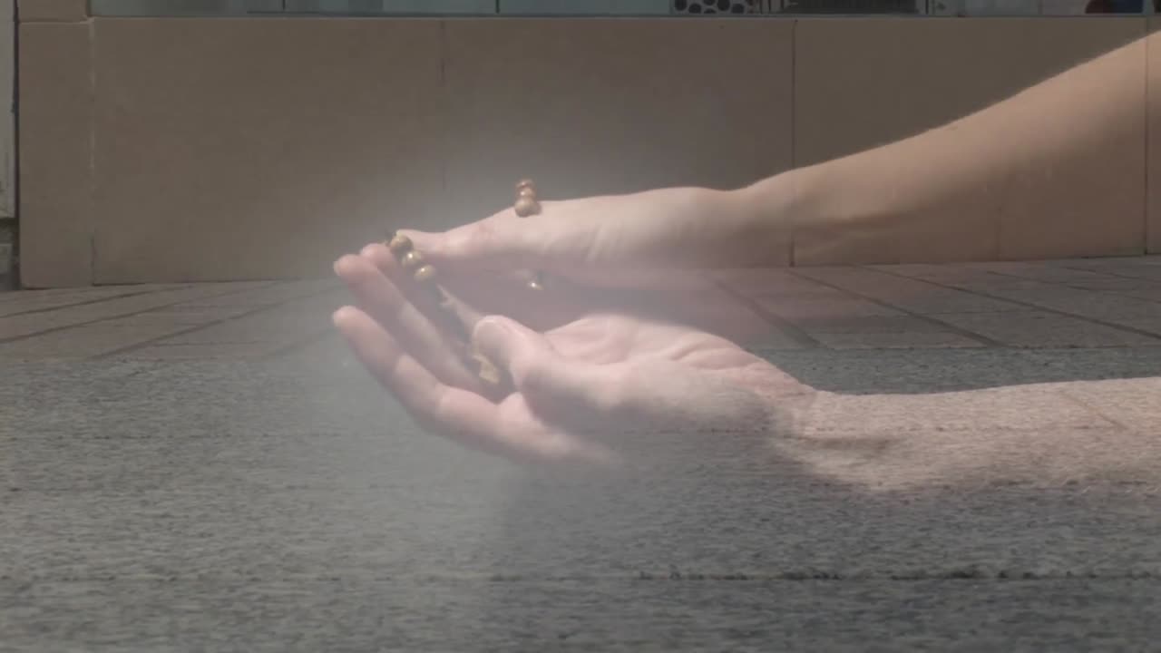 로자리를 들고 거리에서  ⁇ 고 있는 사람 들 위 에서 기도 하는 백인 여성 의 손 의 애니메이션