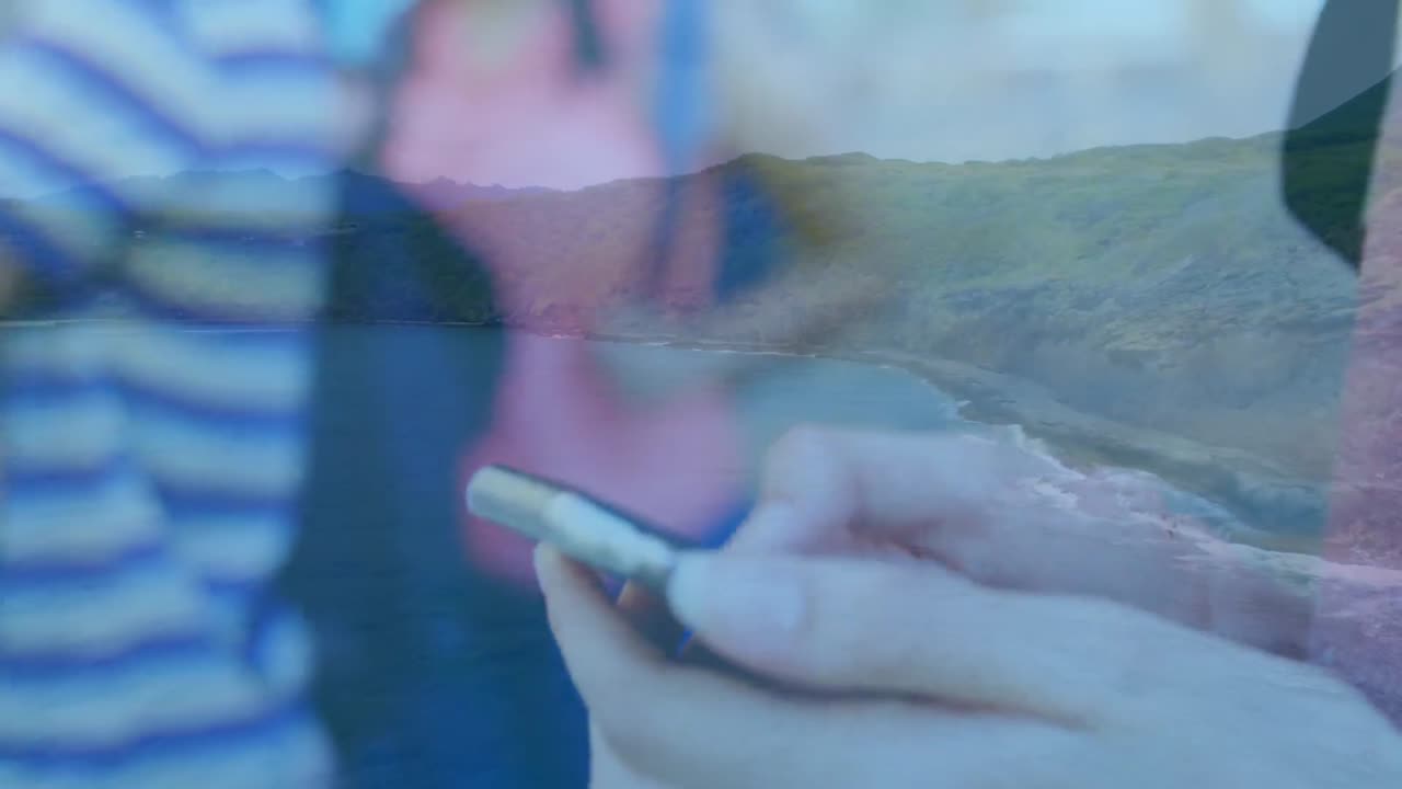 animación de las manos de una mujer caucásica usando un teléfono inteligente sobre un paisaje marino