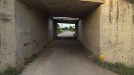 Einfahren-In-Einen-Städtischen-Tunnel-Unter-Einer-Brücke-Auf-Der-Autobahn