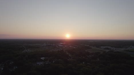 el video de un dron desde una gran altura muestra la salida del sol a través de las nubes.