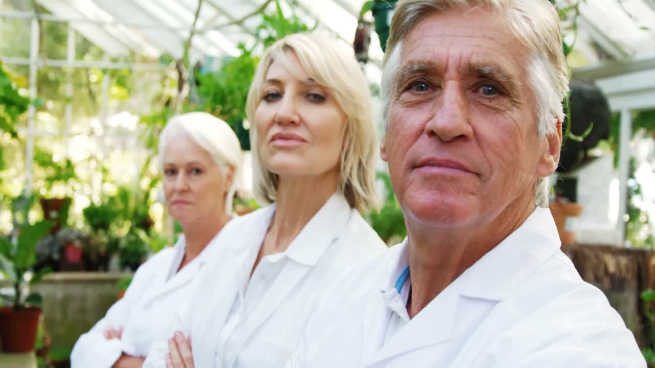 팔 을  ⁇ 은 채 서 있는 과학자 들 의 초상화