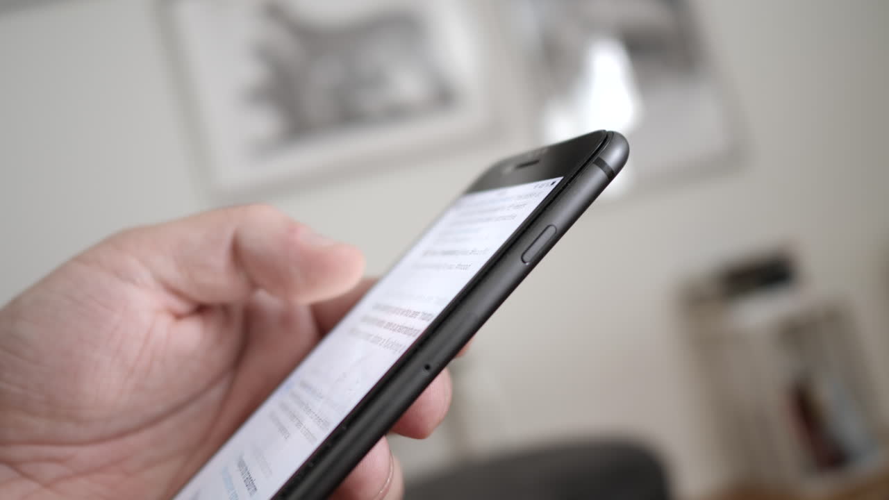 desplazarse hacia abajo en las redes sociales en un teléfono inteligente