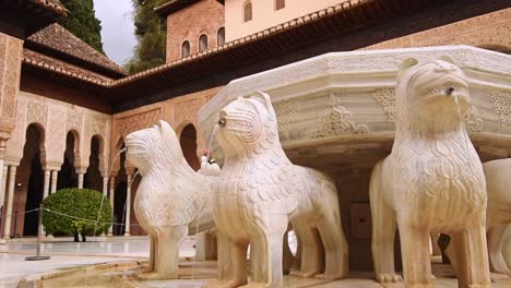 palais de l'alhambra, cour des lions, fontaine du lion, grenade, andalousie, espagne