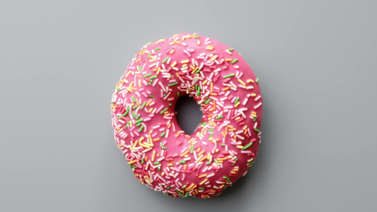 increíble rosquilla carmesí con pastel de colores en la parte superior girando aislado. disparado con cámara roja en 4k