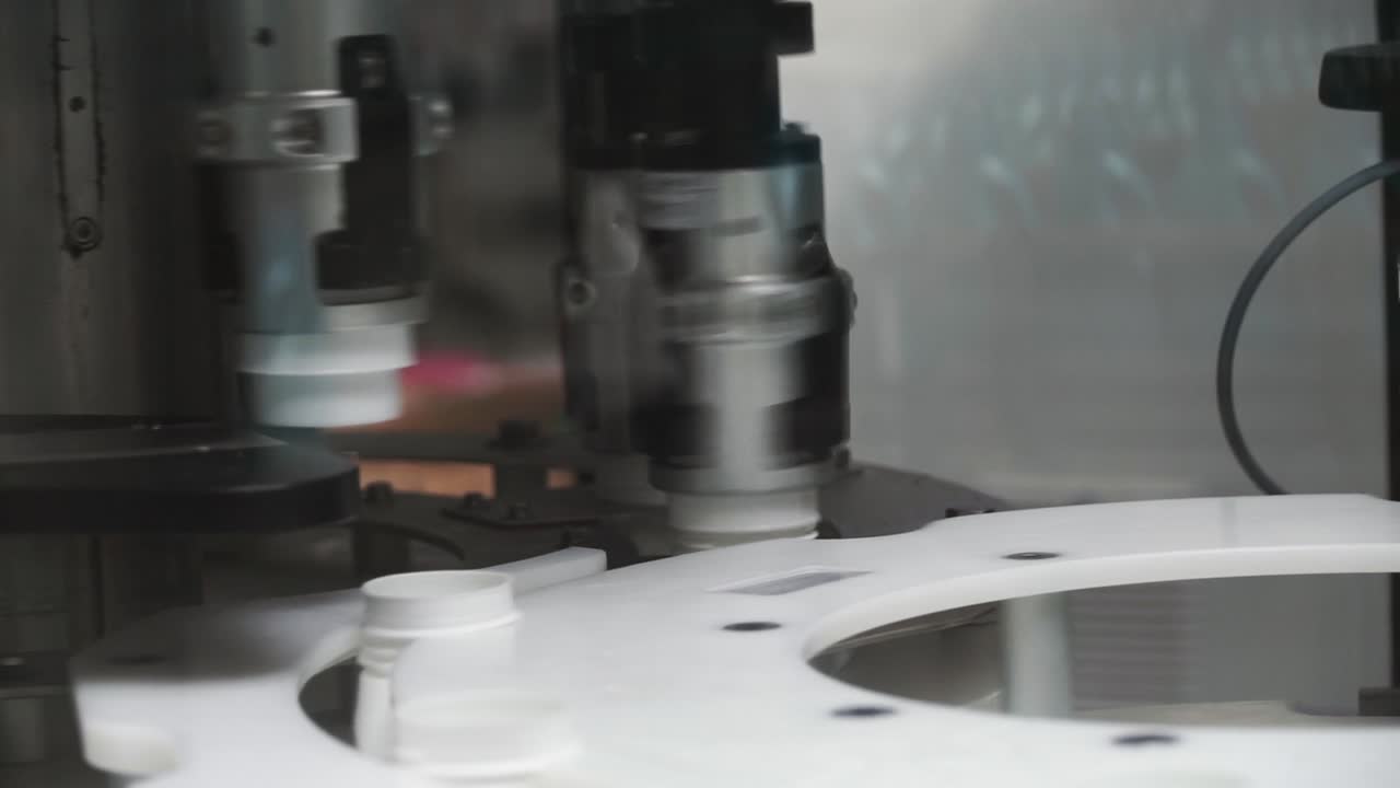 máquina automática de tapado de botellas en funcionamiento