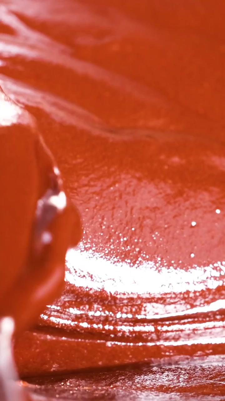 Cioccolato fuso liscio mescolato con un cucchiaio