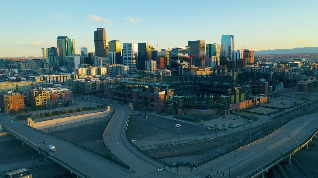 Veduta aerea del centro di Denver che mostra strade vuote a causa del COVID-19