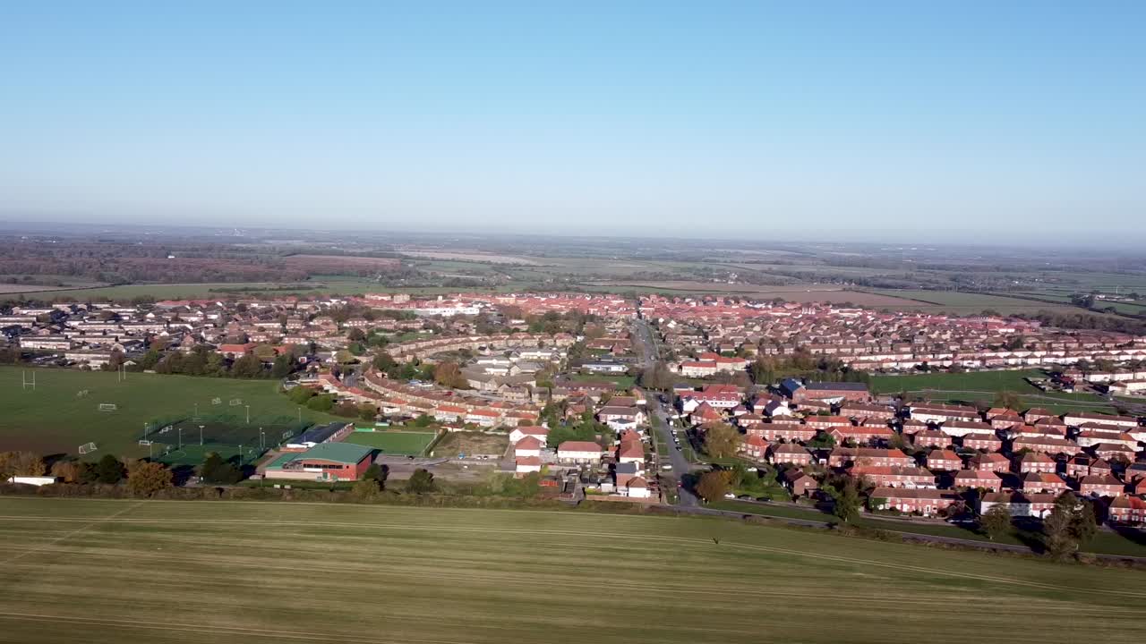 arial dolly disparó sobre un pueblo rural en el sureste de inglaterra, día soleado y brillante