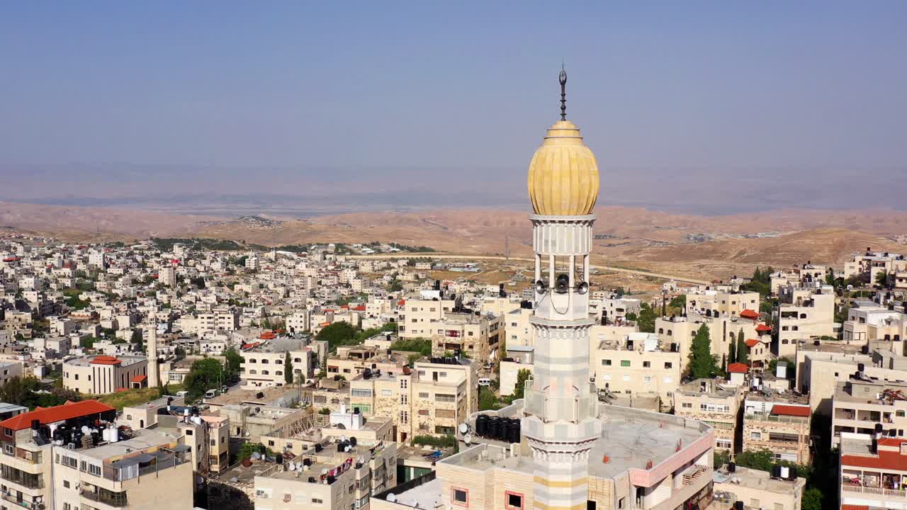 minarete de la torre de la mezquita en el campamento de refugiados de shuafat, vista aérea de jerusalén