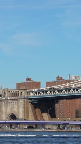 die manhattan bridge und der one manhattan square skyscraper