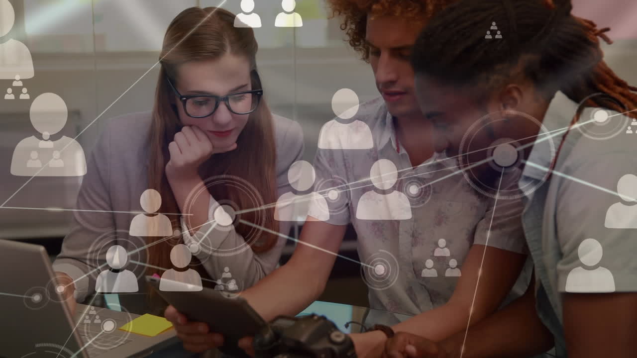 animación del procesamiento de datos en diversos estudiantes