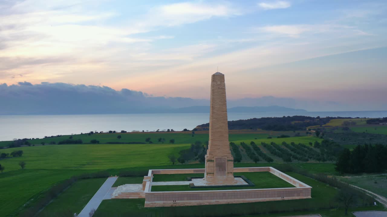 вид с воздуха на британский памятник на мысе хеллес на полуострове галлиполи