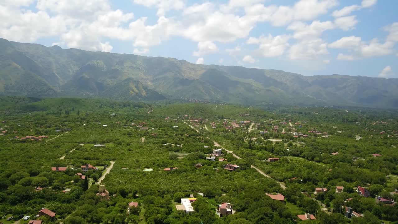 вид с воздуха на туристический город мерло с горами кордоба за спиной, аргентина