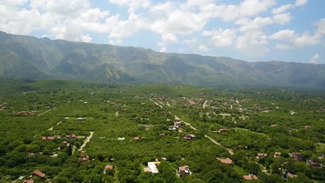 Vista-Aérea-De-La-Ciudad-Turística-De-Merlo-Con-Las-Montañas-De-Córdoba-Detrás,-Argentina