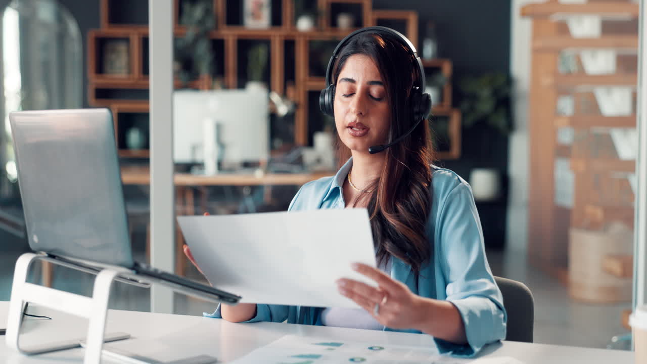 Jovem mulher usando headset em uma videochamada, em um escritório moderno.