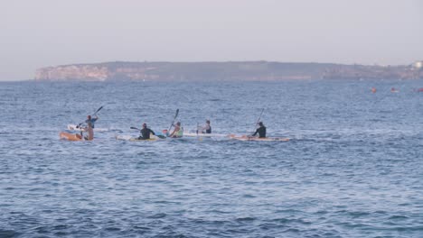 gente haciendo kayak rápido y con velocidad durante la carrera oceánica acuática en australia