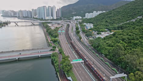 toma de drones del tráfico de trenes mtr y autopistas en shatin, hong kong