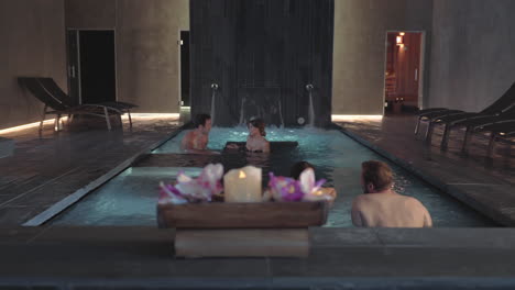 parejas descansando en la piscina de un balneario