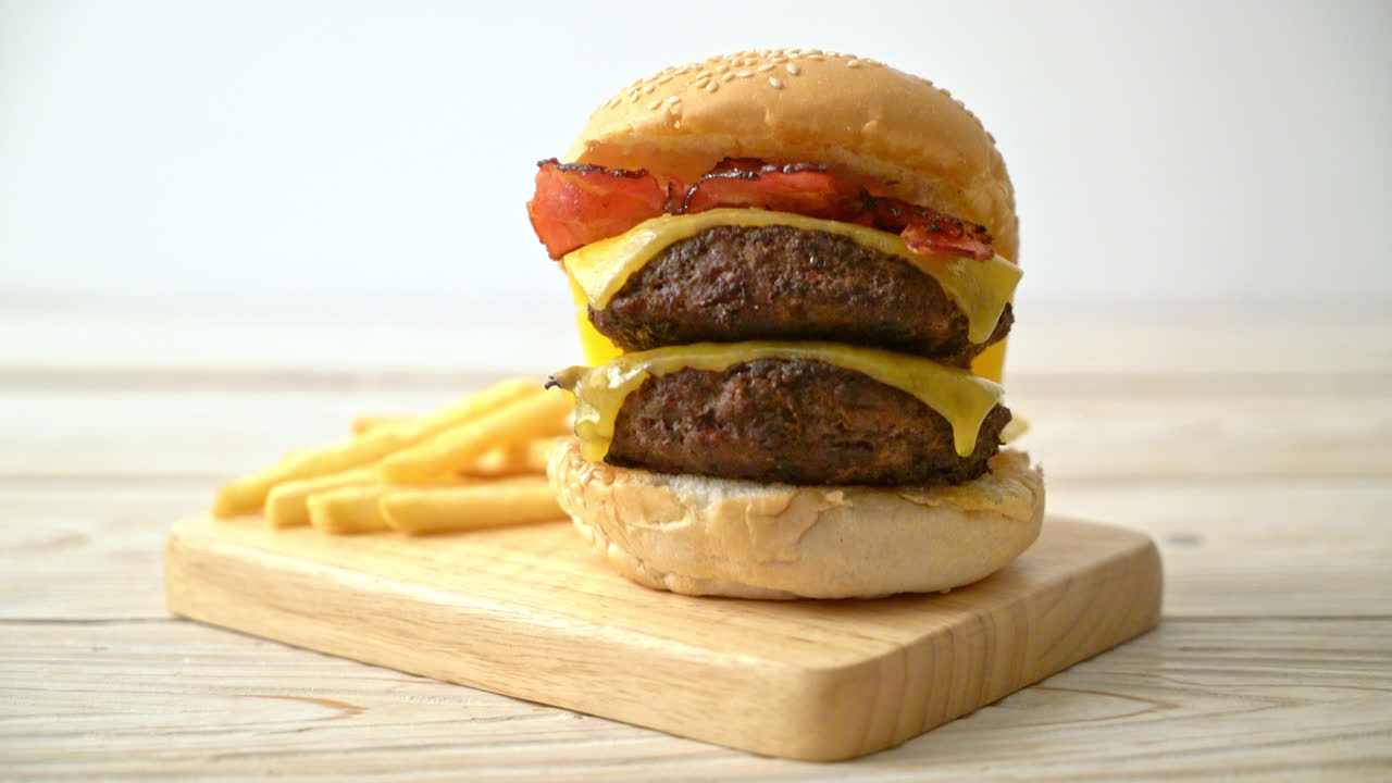 hamburguesas o hamburguesas de ternera con queso, tocino y papas fritas - estilo de comida poco saludable