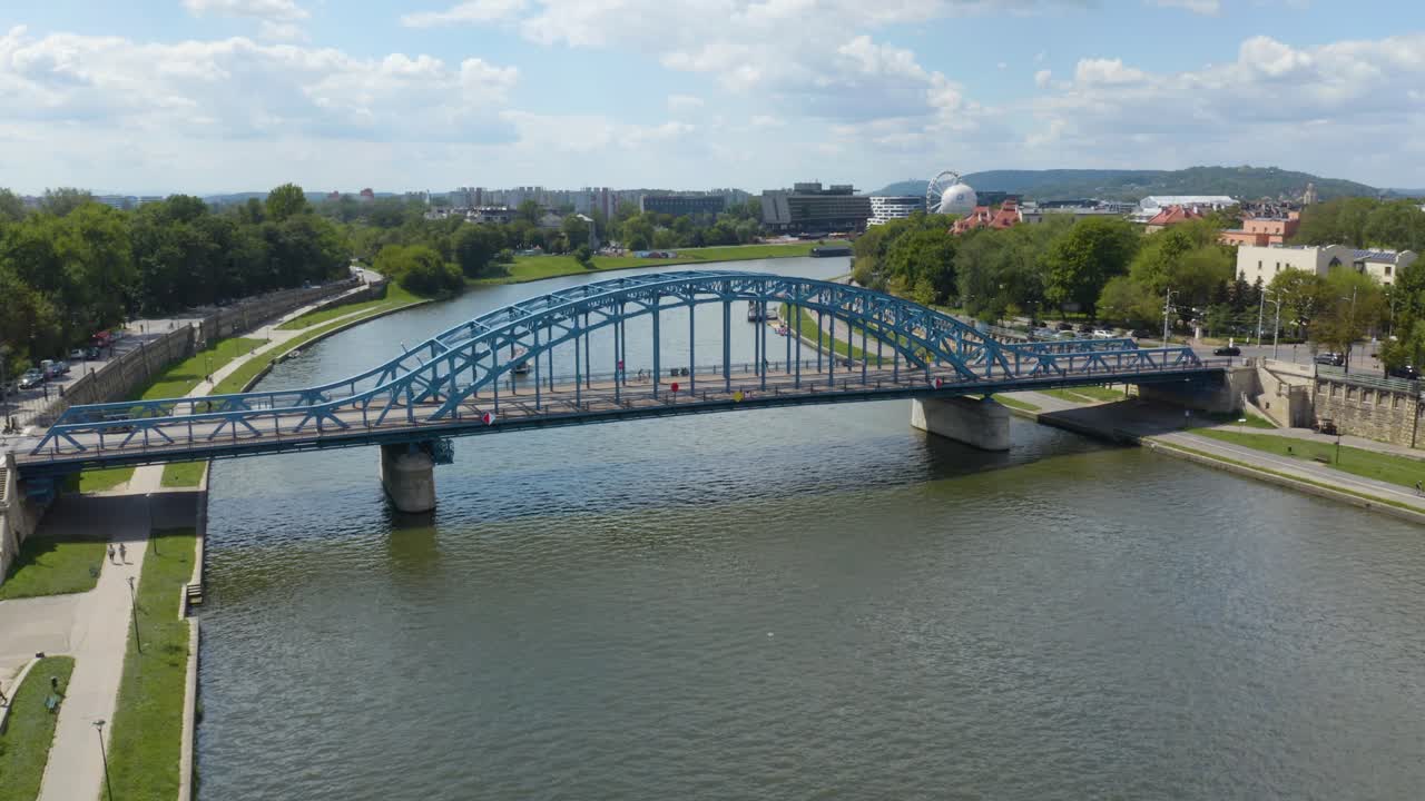 vista aérea fija del puente blue jozef pilsudski en cracovia, polonia