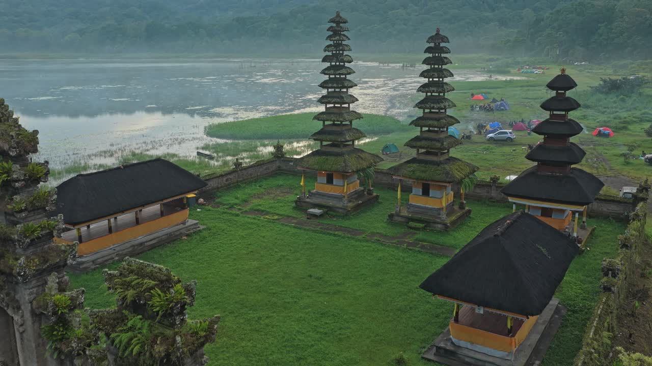 Naturskønt luftfoto af templet Pura Ulun Danu Tamblingan på Bali.