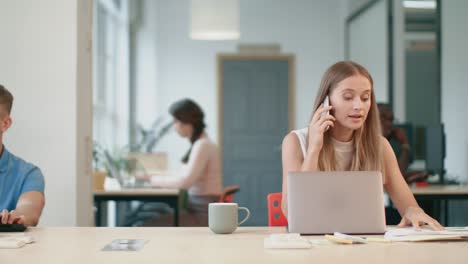 Mujer-Enojada-Hablando-Móvil-En-El-Lugar-De-Trabajo.-Mujer-Nerviosa-Teniendo-Una-Llamada-Telefónica.